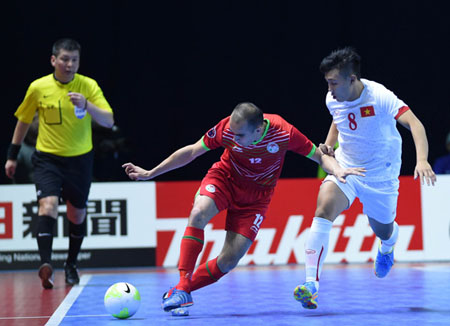 ĐT Futsal Việt Nam (trắng) vào tứ kết.